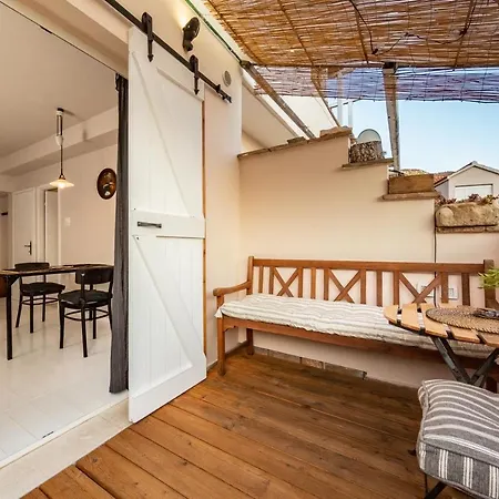 Palm Tree Apartment