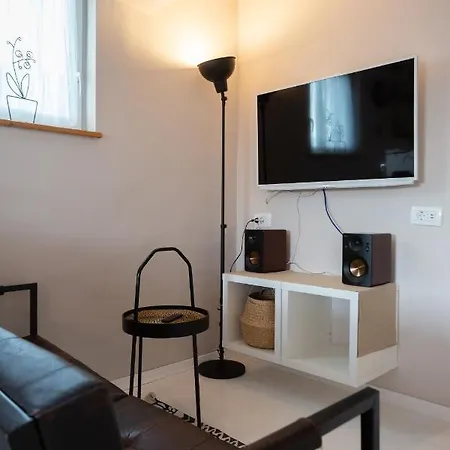 Apartment Palm Tree *
