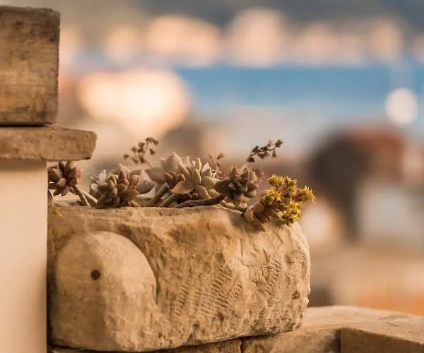 Apartment Palm Tree Komiža